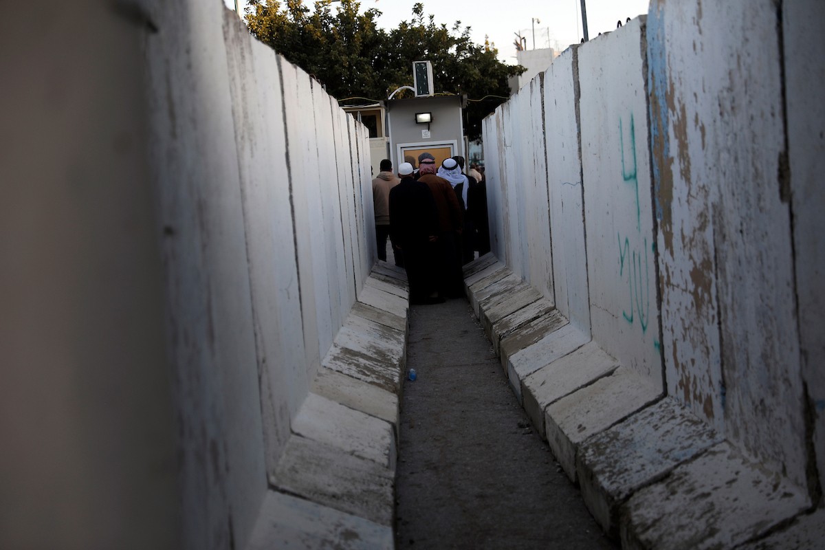 توافد المصلون بكثافة إلى نقطة تفتيش في بيت لحم، متجهين إلى المسجد الأقصى في القدس لأداء صلاتي الجمعة والتراويح، 20 فبراير/شباط 2026. صورة: مأمون وزواز