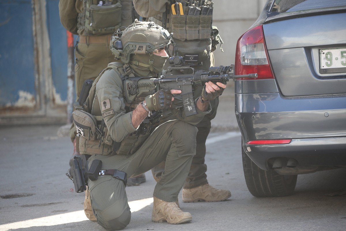 نفّذت قوات الجيش الإسرائيلي مداهمات ودوريات في شوارع مخيم عسكر للاجئين، شرق نابلس في الضفة الغربية، ٢٢ فبراير/شباط ٢٠٢٦. صورة: محمد ناصر