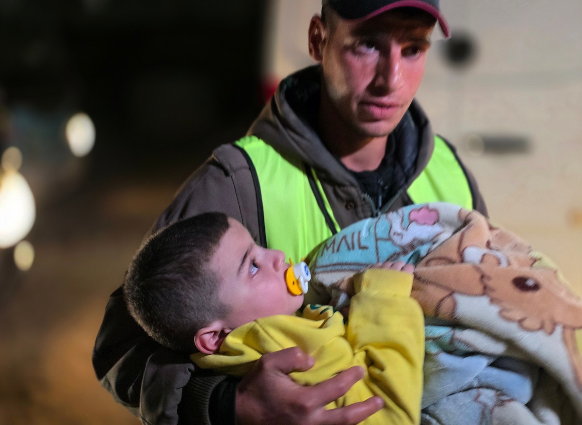 فلسطينيون قادمون من مصر عبر معبر رفح يصلون إلى مستشفى ناصر في خان يونس، قطاع غزة، في 21 فبراير/شباط 2026. صورة: طارق محمد/(APA Images)