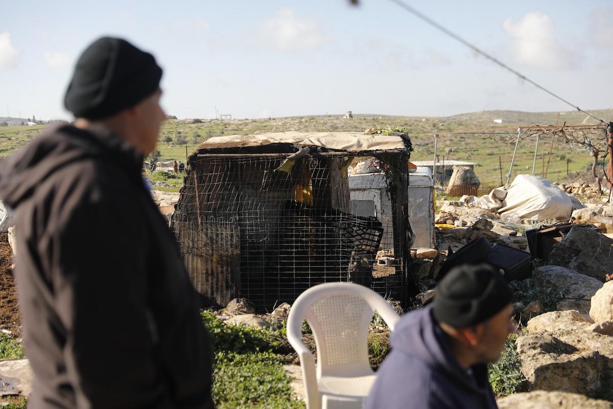 يتفقد فلسطينيون الأضرار التي لحقت بمنازلهم وممتلكاتهم في مستوطنة سوسيا، جنوب الخليل، عقب هجمات شنها مستوطنون يهود الليلة الماضية. الخليل، الضفة الغربية، 25 فبراير/شباط 2026. تصوير: مأمون وزواز