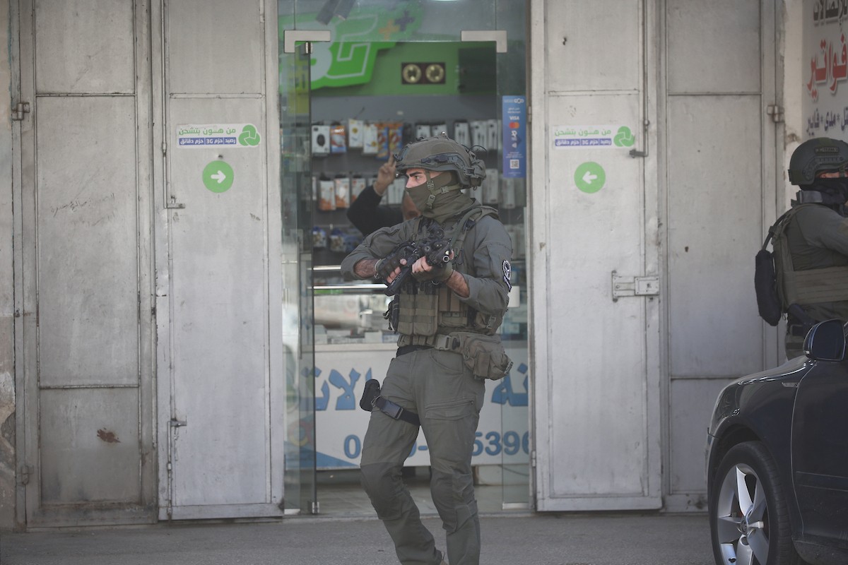 نفّذت قوات الجيش الإسرائيلي مداهمات ودوريات في شوارع مخيم عسكر للاجئين، شرق نابلس في الضفة الغربية، ٢٢ فبراير/شباط ٢٠٢٦. صورة: محمد ناصر