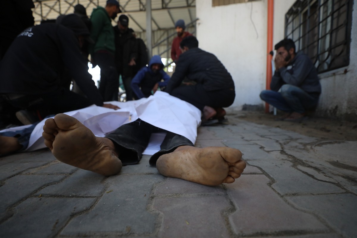 ودّع فلسطينيون جثماني مواطنين اثنين في مستشفى الشفاء بمدينة غزة. استشهد الرجلان في هجوم إسرائيلي استهدف مجموعة من المدنيين قرب حديقة المحطة في شارع يافا، شرق مدينة غزة، في 26 فبراير/شباط 2026. (صورة: عمر أشتوي)