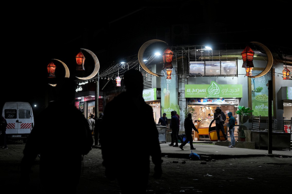 يبيع الباعة الفلسطينيون الطعام وغيره من السلع في سوق بمدينة غزة خلال اليوم الخامس من شهر رمضان المبارك، 22 فبراير/شباط 2026. تصوير: عمر أشتوي