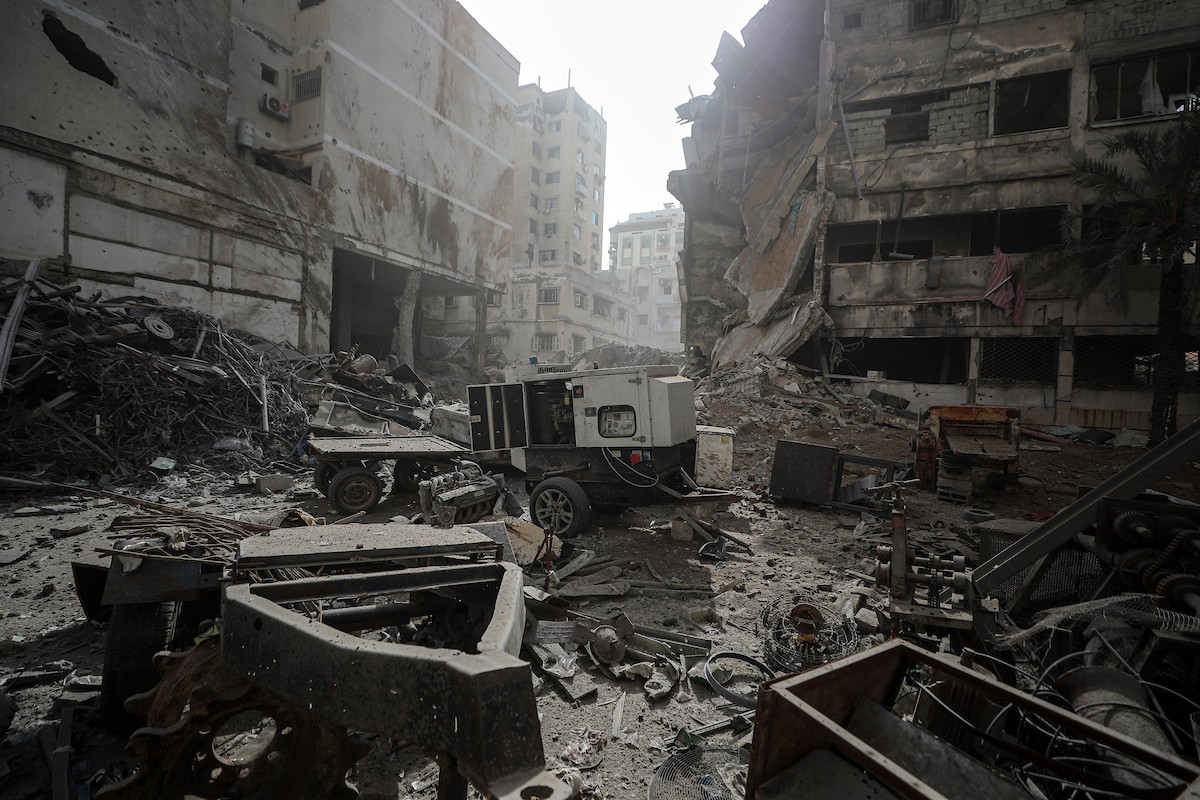 يتفقد فلسطينيون مبنىً متضرراً ومدمراً إلى حد كبير بعد استهدافه من قبل الجيش الإسرائيلي في حي النصر بمدينة غزة، في 31 يناير/كانون الثاني 2026. (صورة: عمر أشتوي)