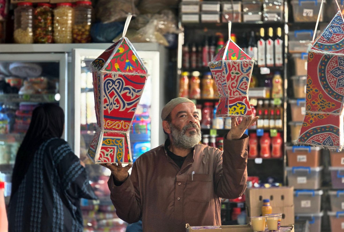 الفلسطينية ريهان شراب تصنع فوانيس رمضان من بقايا صناديق المساعدات في خان يونس جنوب قطاع غزة  8 فبراير/شباط 2026. (صورة: طارق محمد)