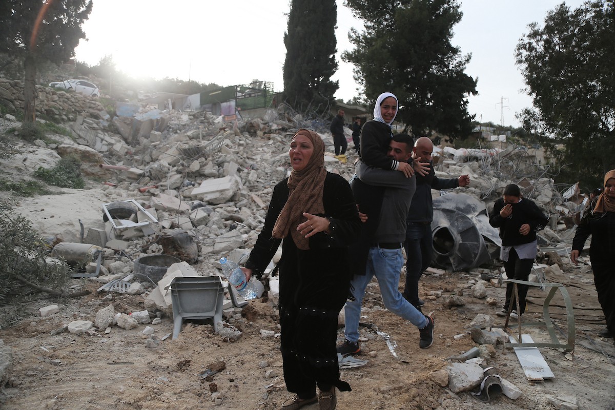 ردود فعل فلسطينية بعد أن هدمت القوات الإسرائيلية منزلاً فلسطينياً من ثلاثة طوابق بحجة عدم وجود رخصة بناء، في بلدة ترقوميا ، شمال غرب الخليل، بالضفة الغربية، في الأول من فبراير/شباط 2026. (صورة: مأمون وزواز)