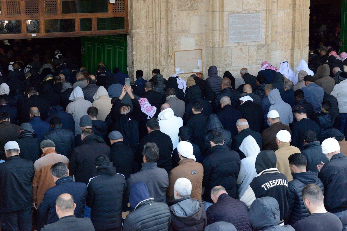 أدى الفلسطينيون صلاة الجمعة الثانية من شهر رمضان في المسجد الأقصى بالقدس. ووفقًا لدائرة الأوقاف الإسلامية، حضر الصلاة 100 ألف مصلٍّ رغم القيود الإسرائيلية المفروضة على الفلسطينيين، 27 فبراير/شباط 2026.