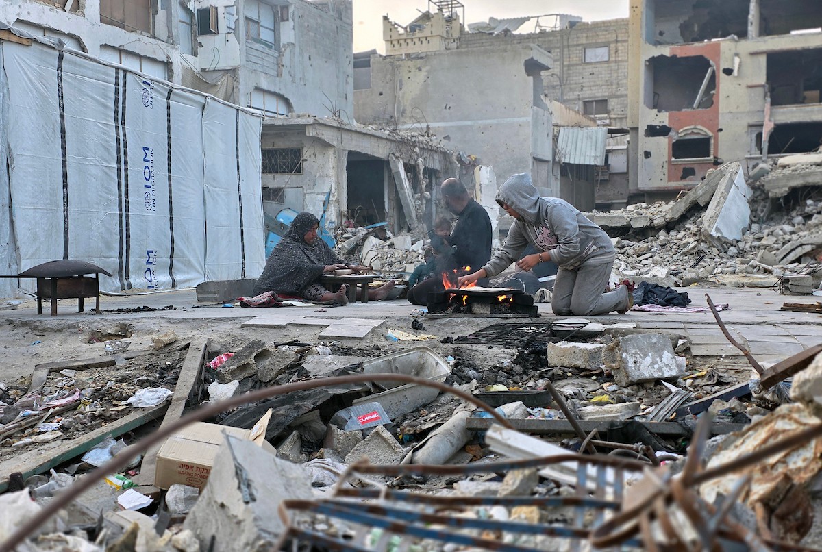 يواجه الفلسطينيون معاناة متفاقمة مع حلول شهر رمضان، وسط تداعيات الحرب المستمرة ، بينما يواصل الجيش الإسرائيلي استهداف النازحين في الخيام قرب 