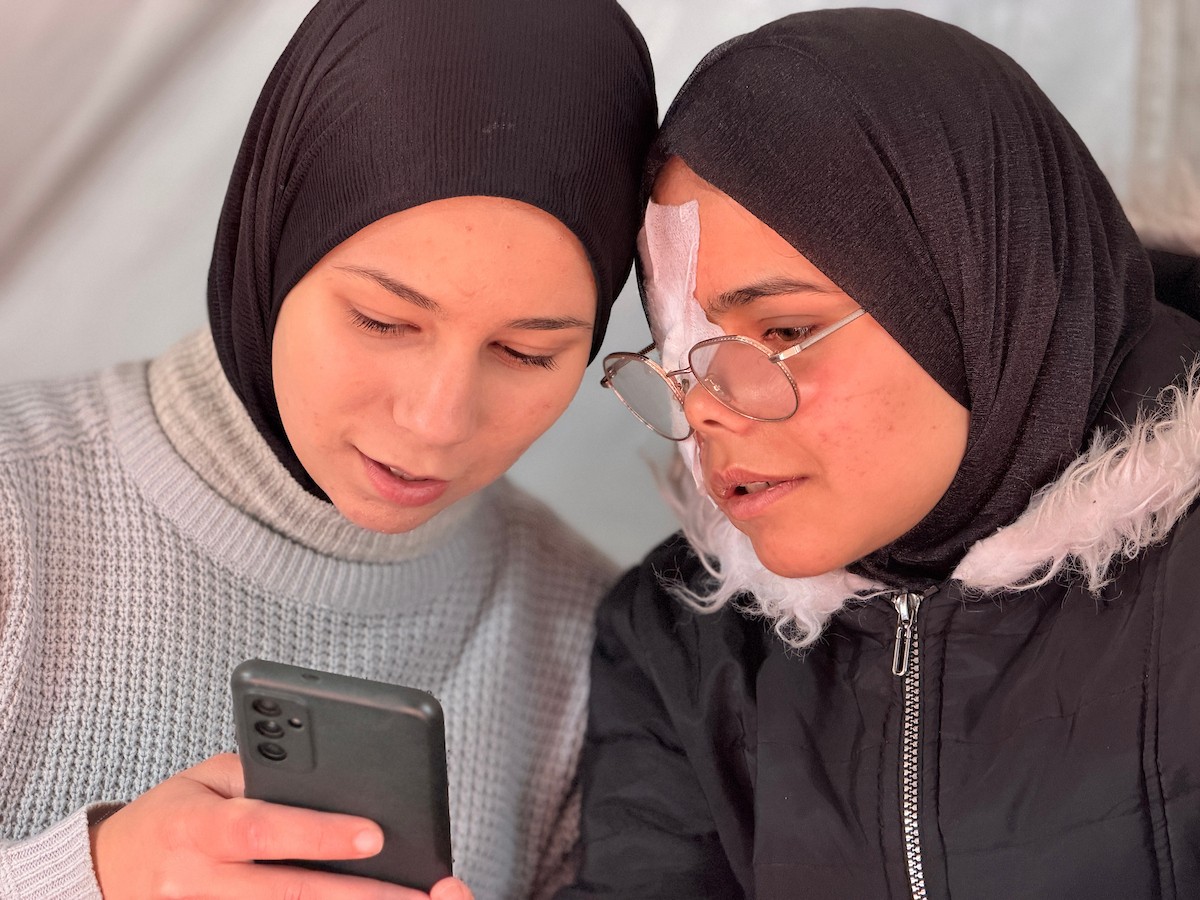 ندى رحومة، طفلة (16 عامًا) نازحة بمنطقة الزوايدة وسط القطاع، ُأصيبت في غارة إسرائيلية قرب خيمة عائلتها في مدينة غزة وفقدت إحدى عينيها، وهي مُعرّضة لخطر فقدان البصر في العين الأخرى إذا لم تتلقَّ علاجًا طبيًا عاجلًا، 10 فبراير/شباط 2026. تصوير: محمد الأسود