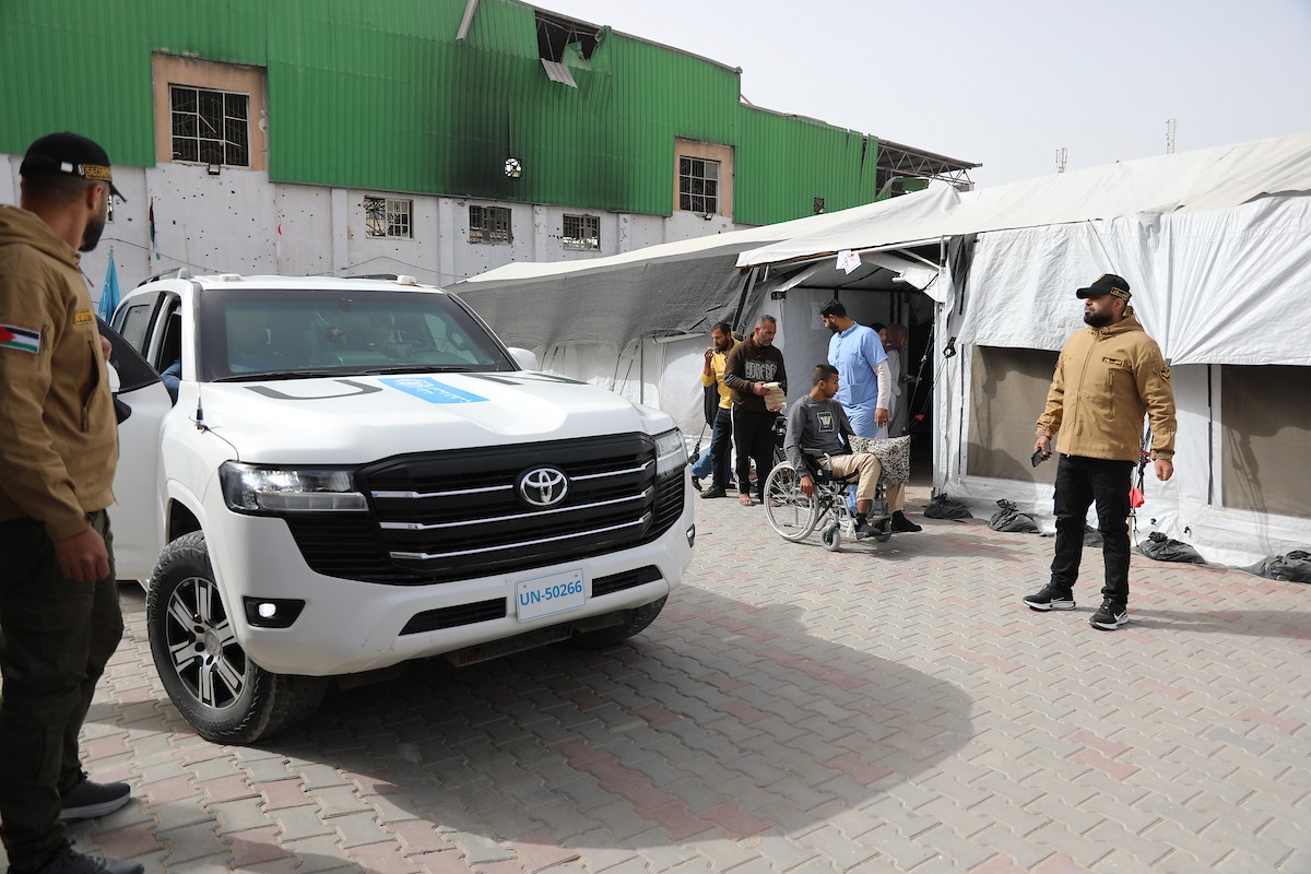 مركبات تابعة للأمم المتحدة تنقل عدداً من الجرحى ومرافقيهم من المقر الميداني لجمعية الهلال الأحمر الفلسطيني في خان يونس إلى معبر كرم أبو سالم لتلقي العلاج الطبي في الخارج،2 فبراير/شباط 2026