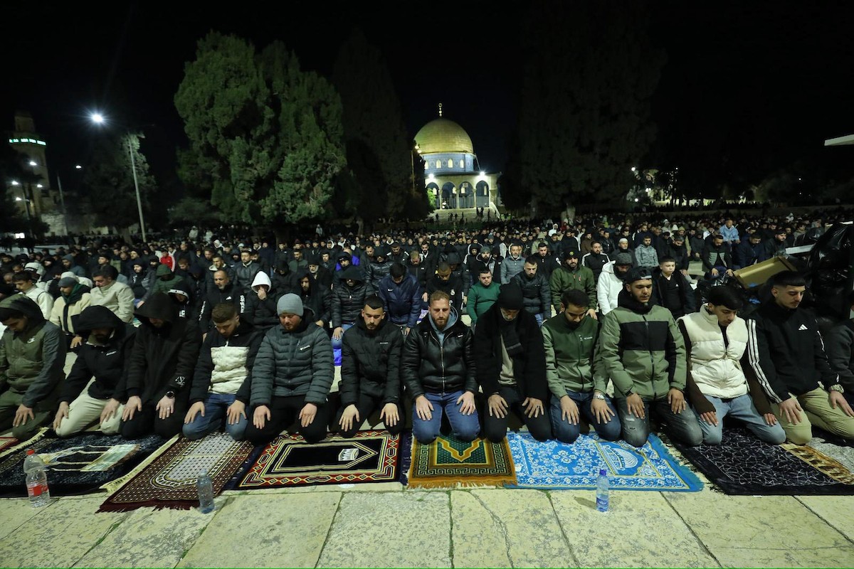 يؤدي الفلسطينيون صلاتي العشاء والتراويح في ساحات المسجد الأقصى في اليوم السادس من رمضان، القدس، 23 فبراير 2026. صورة من دائرة الأوقاف الإسلامية في القدس.