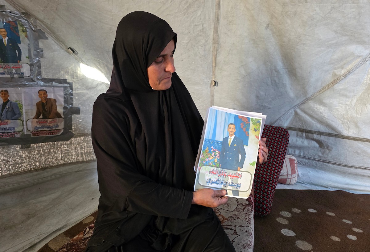 عائلة صبحية المصري النازحة من بيت حانون إلى خان يونس تواجه ظروفًا معيشية صعبة مع بداية شهر رمضان، بعد أن فقدت ثلاثة من أبنائها: شهيد، وأسير، ومفقود، 21 فبراير/شباط 2026. صورة: طارق محمد