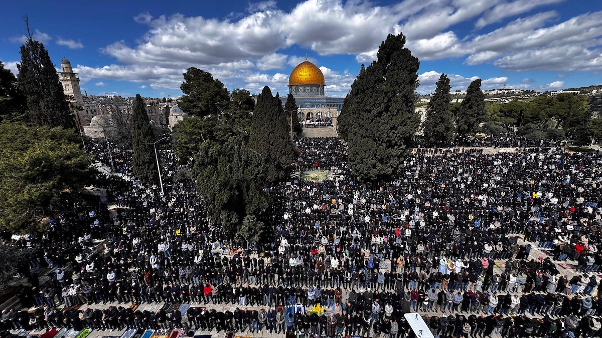 أدى الفلسطينيون صلاة الجمعة الثانية من شهر رمضان في المسجد الأقصى بالقدس. ووفقًا لدائرة الأوقاف الإسلامية، حضر الصلاة 100 ألف مصلٍّ رغم القيود الإسرائيلية المفروضة على الفلسطينيين، 27 فبراير/شباط 2026.