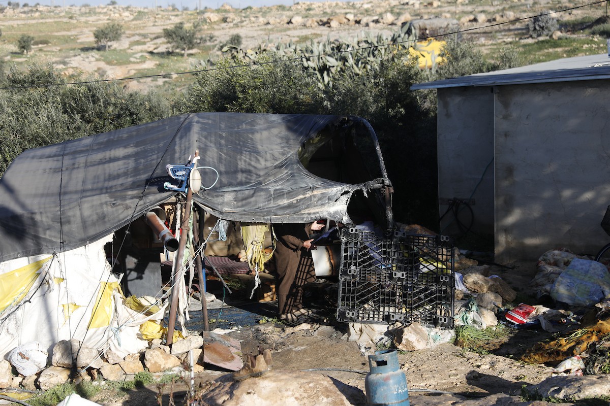 يتفقد فلسطينيون الأضرار التي لحقت بمنازلهم وممتلكاتهم في مستوطنة سوسيا، جنوب الخليل، عقب هجمات شنها مستوطنون يهود الليلة الماضية. الخليل، الضفة الغربية، 25 فبراير/شباط 2026. تصوير: مأمون وزواز