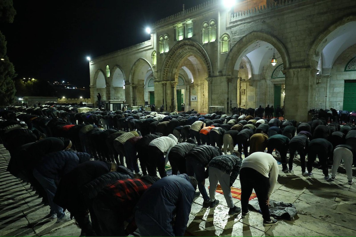 يؤدي الفلسطينيون صلاتي العشاء والتراويح في ساحات المسجد الأقصى في اليوم السادس من رمضان، القدس، 23 فبراير 2026. صورة من دائرة الأوقاف الإسلامية في القدس.