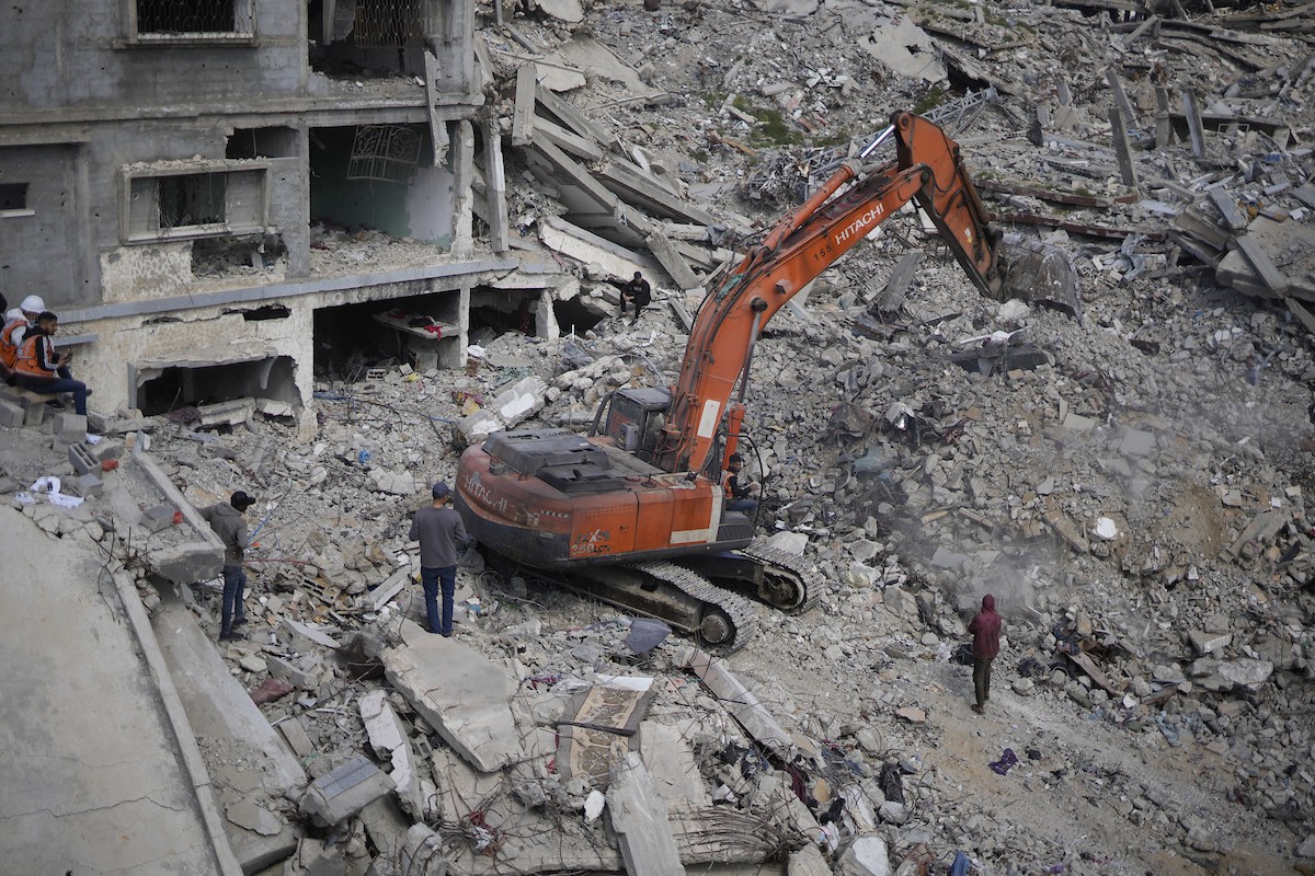 تحاول فرق الدفاع المدني الفلسطيني، بالتنسيق مع اللجنة الدولية للصليب الأحمر، انتشال جثث عائلتي عيادة وغنيم من تحت أنقاض منزل عائلة غباين، في بيت لاهيا، شمال قطاع غزة. 22 فبراير/شباط 2026. صورة: عمر أشتوي