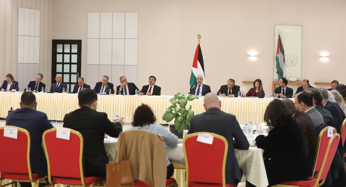 نائب رئيس دولة فلسطين حسين الشيخ يعقد اجتماعا موسعا في رام الله مع سفراء الدول العربية والغربية وممثلي البعثات الدبلوماسية والمنظمات الدولية لبحث التصعيد الإسرائيلي المستمر وتأثيره على الوضع السياسي والإنساني في فلسطين، 10 شباط/فبراير 2026. تصوير مكتب حسين الشيخ