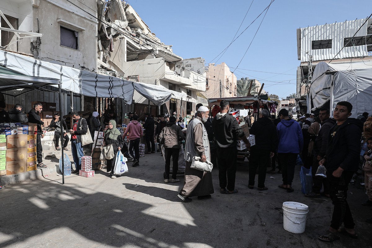 توافد الفلسطينيون بأعداد غفيرة على السوق الشعبي في دير البلح، وسط قطاع غزة، في الأيام التي تسبق شهر رمضان، 12 فبراير/شباط 2026. تصوير: معز صالحي