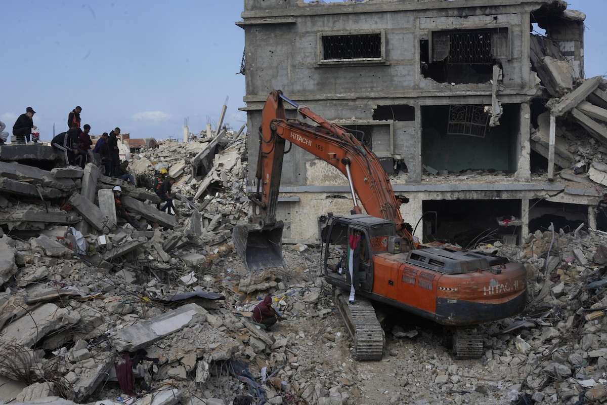 تحاول فرق الدفاع المدني الفلسطيني، بالتنسيق مع اللجنة الدولية للصليب الأحمر، انتشال جثث عائلتي عيادة وغنيم من تحت أنقاض منزل عائلة غباين، في بيت لاهيا، شمال قطاع غزة. 22 فبراير/شباط 2026. صورة: عمر أشتوي