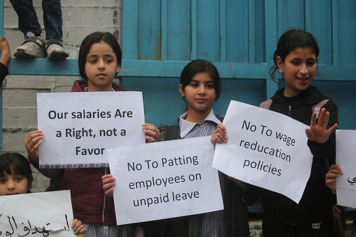 يتظاهر طلاب فلسطينيون من مدارس الأونروا في مخيم بلاطة، شرق نابلس بالضفة الغربية، احتجاجًا على خفض الأونروا للخدمات في مخيمات الضفة، وذلك في 9 فبراير/شباط 2026. (صورة: محمد ناصر)