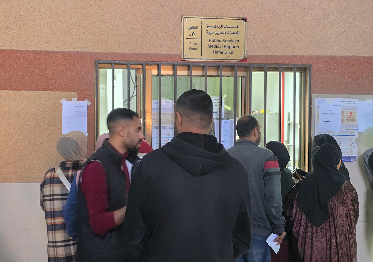 مرضى يتوافدون إلى مجمع ناصر الطبي بخان يونس، جنوب قطاع غزة، للحصول على تحويلات طبية لاستكمال علاجهم خارج القطاع، 1 فبراير/شباط 2026. تصوير: طارق محمد