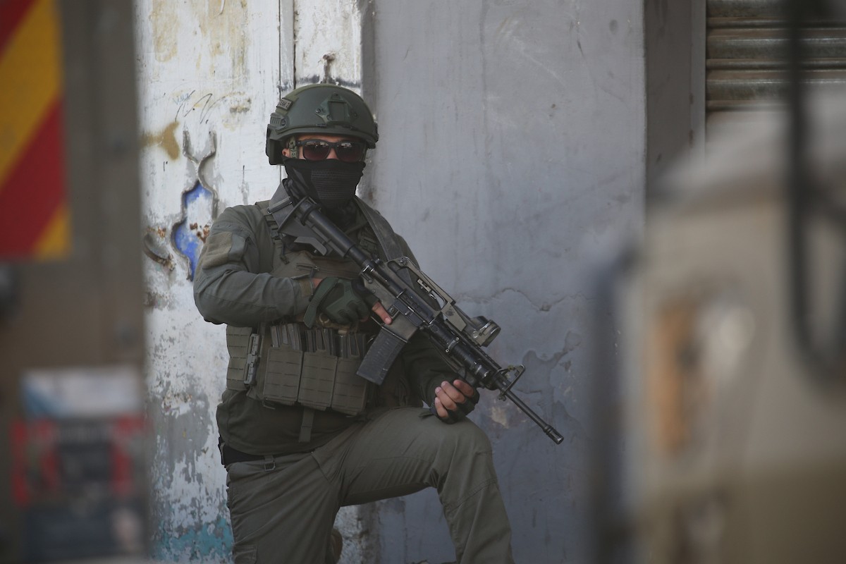 نفّذت قوات الجيش الإسرائيلي مداهمات ودوريات في شوارع مخيم عسكر للاجئين، شرق نابلس في الضفة الغربية، ٢٢ فبراير/شباط ٢٠٢٦. صورة: محمد ناصر