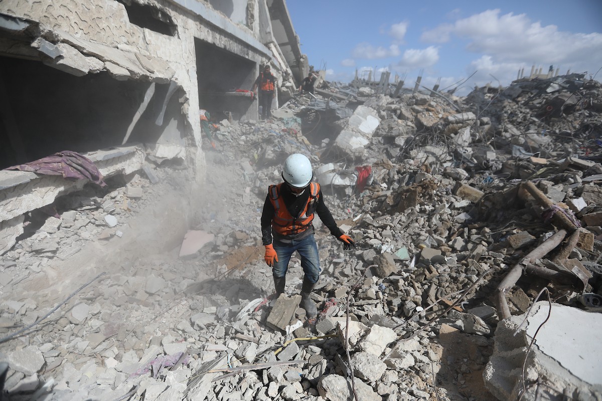 تحاول فرق الدفاع المدني الفلسطيني، بالتنسيق مع اللجنة الدولية للصليب الأحمر، انتشال جثث عائلتي عيادة وغنيم من تحت أنقاض منزل عائلة غباين، في بيت لاهيا، شمال قطاع غزة. 22 فبراير/شباط 2026. صورة: عمر أشتوي