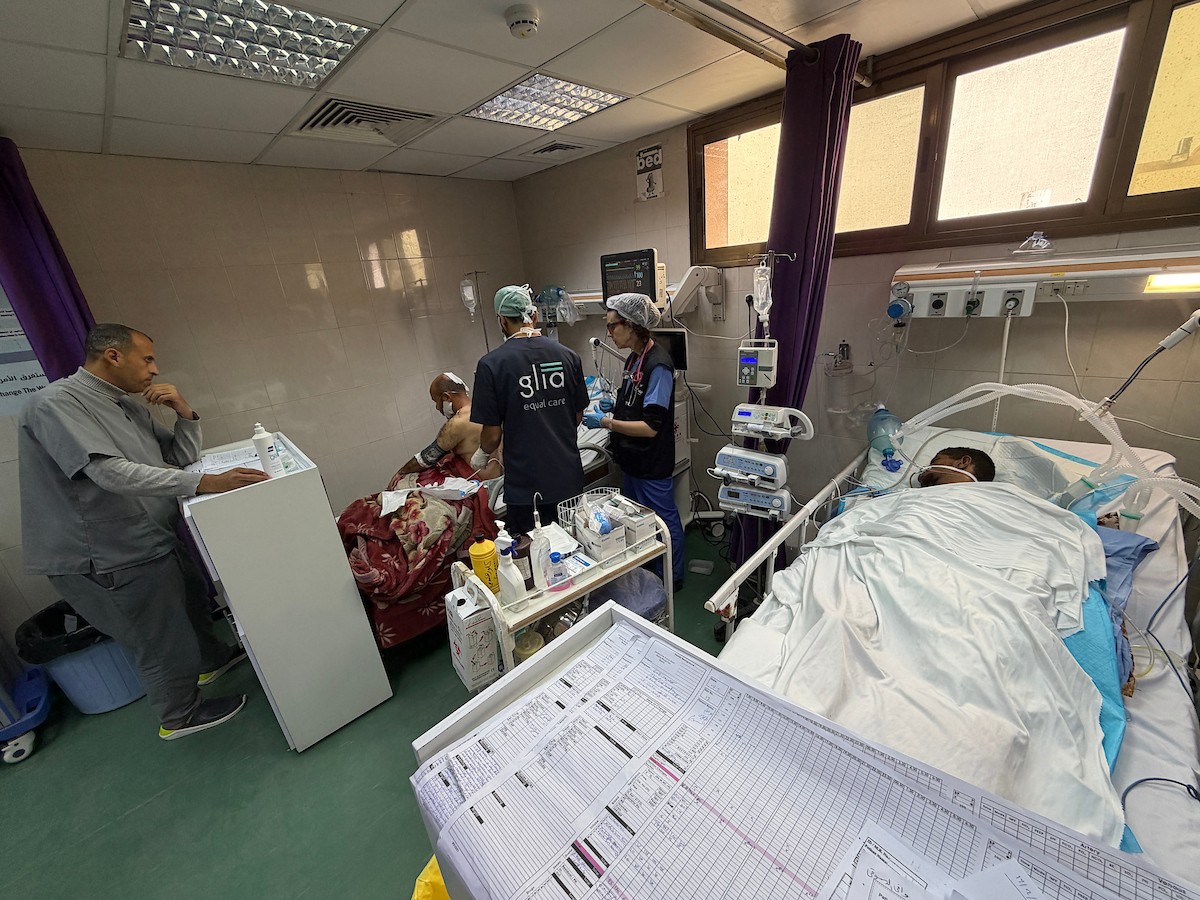 أطباء أجانب، ضمن وفد طبي وصل إلى قطاع غزة، يقدمون خدماتهم ويجرون عمليات جراحية للجرحى، ويتبادلون خبراتهم مع الأطباء والممرضين في مجمع ناصر الطبي بخان يونس،١٥ فبراير/شباط ٢٠٢٦. صورة: محمد سلامة  (APA Images)