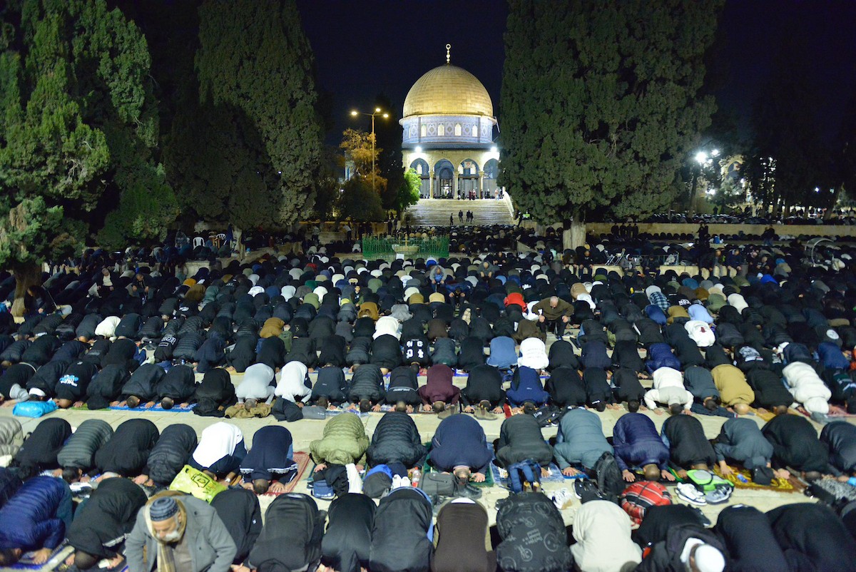 يؤدي الفلسطينيون صلاتي العشاء والتراويح في ساحات المسجد الأقصى في اليوم الثالث من رمضان، القدس، 20 فبراير 2026. صورة من دائرة الأوقاف الإسلامية في القدس.