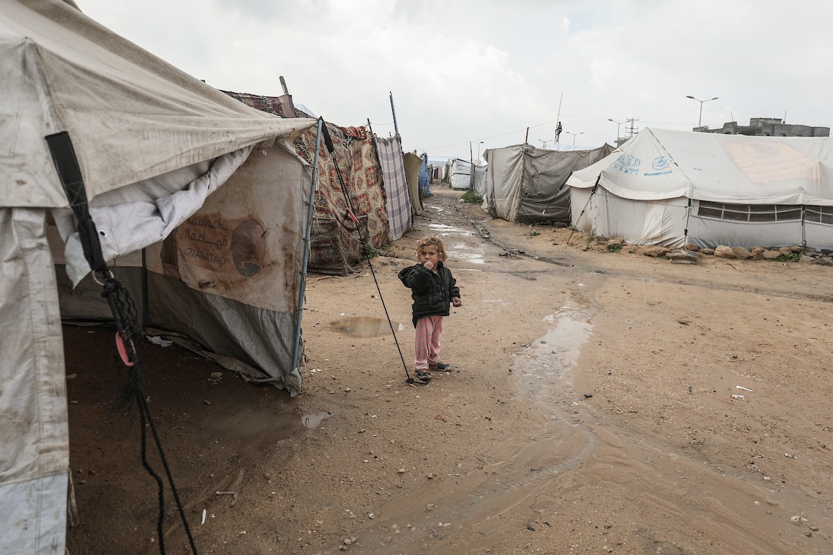 يواجه اللاجئون الفلسطينيون ظروفاً قاسية بعد أن غمرت الأمطار الغزيرة خيامهم في مخيم البريج بوسط قطاع غزة في 24 فبراير/شباط 2026. صورة: معز صالحي