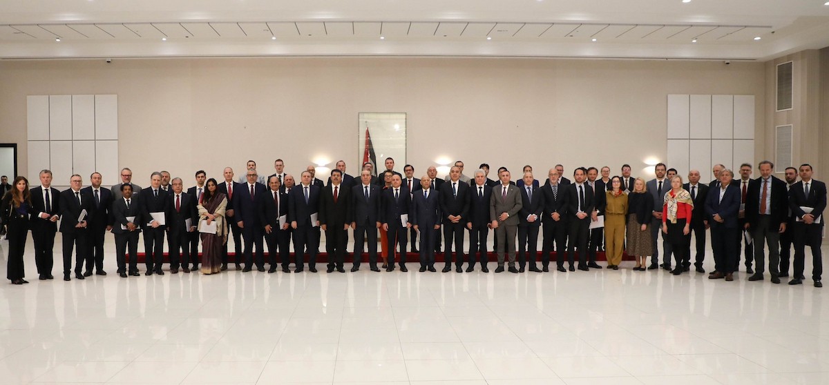 نائب رئيس دولة فلسطين حسين الشيخ يعقد اجتماعا موسعا في رام الله مع سفراء الدول العربية والغربية وممثلي البعثات الدبلوماسية والمنظمات الدولية لبحث التصعيد الإسرائيلي المستمر وتأثيره على الوضع السياسي والإنساني في فلسطين، 10 شباط/فبراير 2026. تصوير مكتب حسين الشيخ