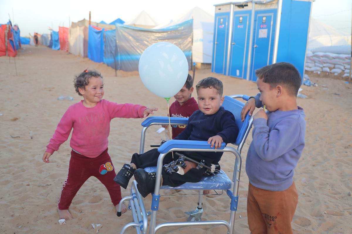 وسط خيام النازحين في المخيم المصري بمنطقة نتساريم وسط قطاع غزة، يحاول السكان الحفاظ على تفاصيل حياتهم اليومية رغم الظروف القاسية والنقص الحاد في الضروريات الأساسية كالمأوى والغذاء والماء النظيف. وسط قطاع غزة، ١٢ فبراير ٢٠٢٦. تصوير: محمد الأسود