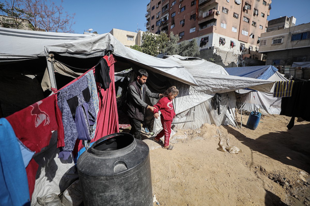 الفلسطيني لؤي أسامة صبح، 27 عامًا، أصيب بإعاقات دائمة وفقد بصره تمامًا جراء هجمات إسرائيلية، يكافح من أجل مواصلة حياته اليومية داخل خيمته في مدينة غزة في 11 فبراير/شباط 2026. صورة: عمر أشتوي