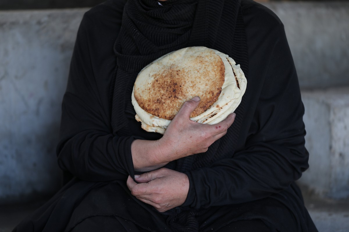 مجموعة من النساء يعملن داخل مخبز أُنشئ في مخيم اليرموك للاجئين بمدينة غزة، ضمن مبادرة إنسانية بالشراكة مع اللجنة الدولية للصليب الأحمر. تهدف المبادرة إلى تخفيف الأعباء المعيشية عن النساء النازحات، لا سيما خلال شهر رمضان. مدينة غزة، 25 فبراير/شباط 2026. تصوير: عمر أشتوي