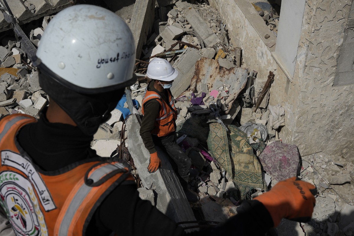 تحاول فرق الدفاع المدني الفلسطيني، بالتنسيق مع اللجنة الدولية للصليب الأحمر، انتشال جثث عائلتي عيادة وغنيم من تحت أنقاض منزل عائلة غباين، في بيت لاهيا، شمال قطاع غزة. 22 فبراير/شباط 2026. صورة: عمر أشتوي