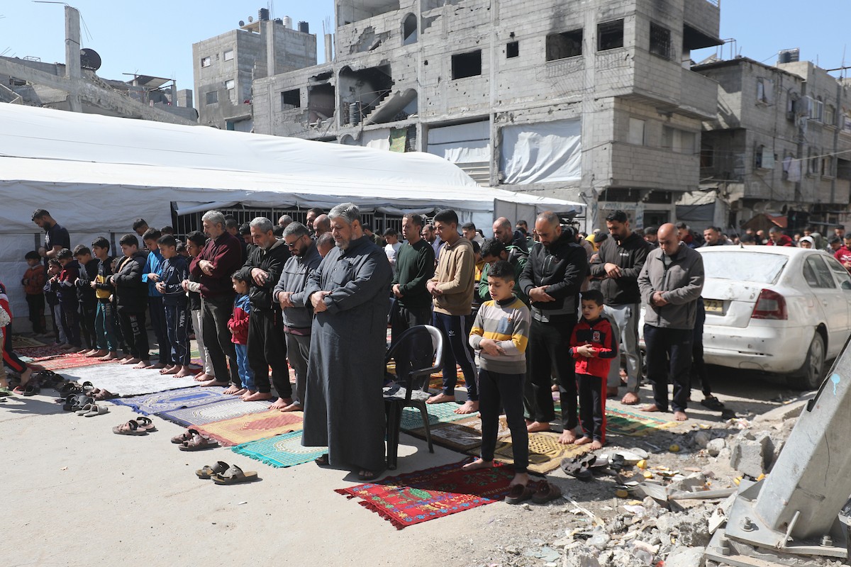 يؤدي النازحون أول صلاة جمعة في رمضان بجوار أنقاض مسجد الصفا المدمر بالكامل في مخيم البريج للاجئين وسط قطاع غزة. 20 فبراير/شباط 2026. تصوير: معز صالحي