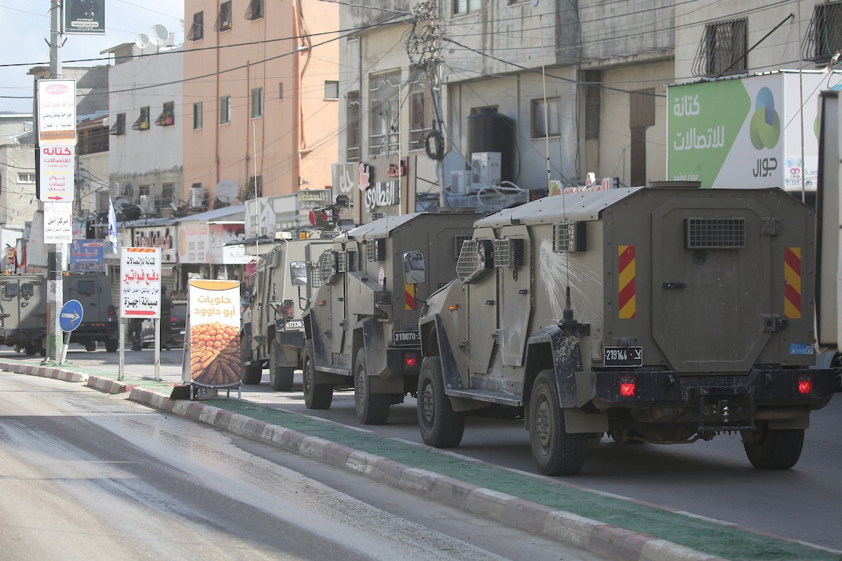 نفّذت قوات الجيش الإسرائيلي مداهمات ودوريات في شوارع مخيم عسكر للاجئين، شرق نابلس في الضفة الغربية، ٢٢ فبراير/شباط ٢٠٢٦. صورة: محمد ناصر