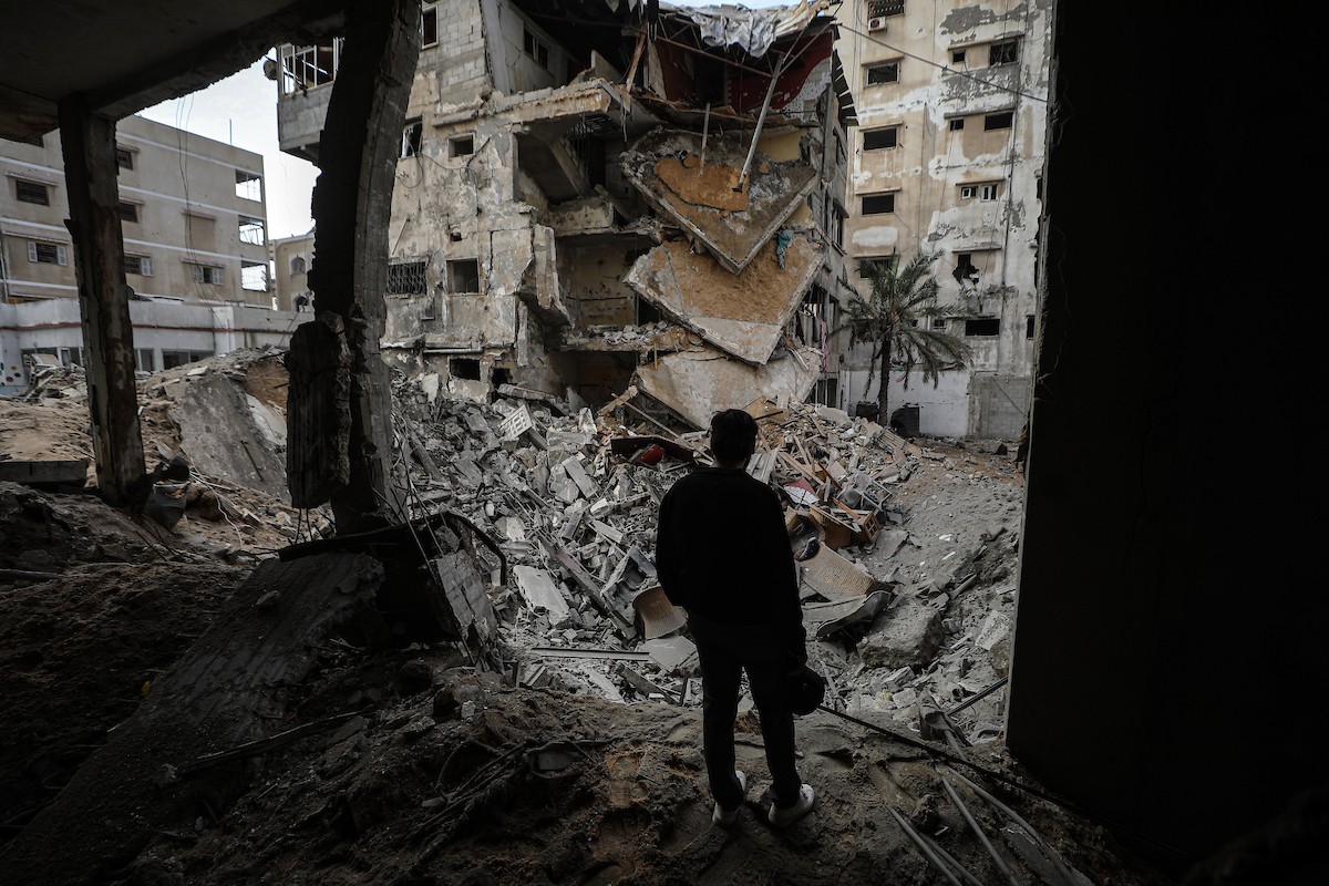 يتفقد فلسطينيون مبنىً متضرراً ومدمراً إلى حد كبير بعد استهدافه من قبل الجيش الإسرائيلي في حي النصر بمدينة غزة، في 31 يناير/كانون الثاني 2026. (صورة: عمر أشتوي)