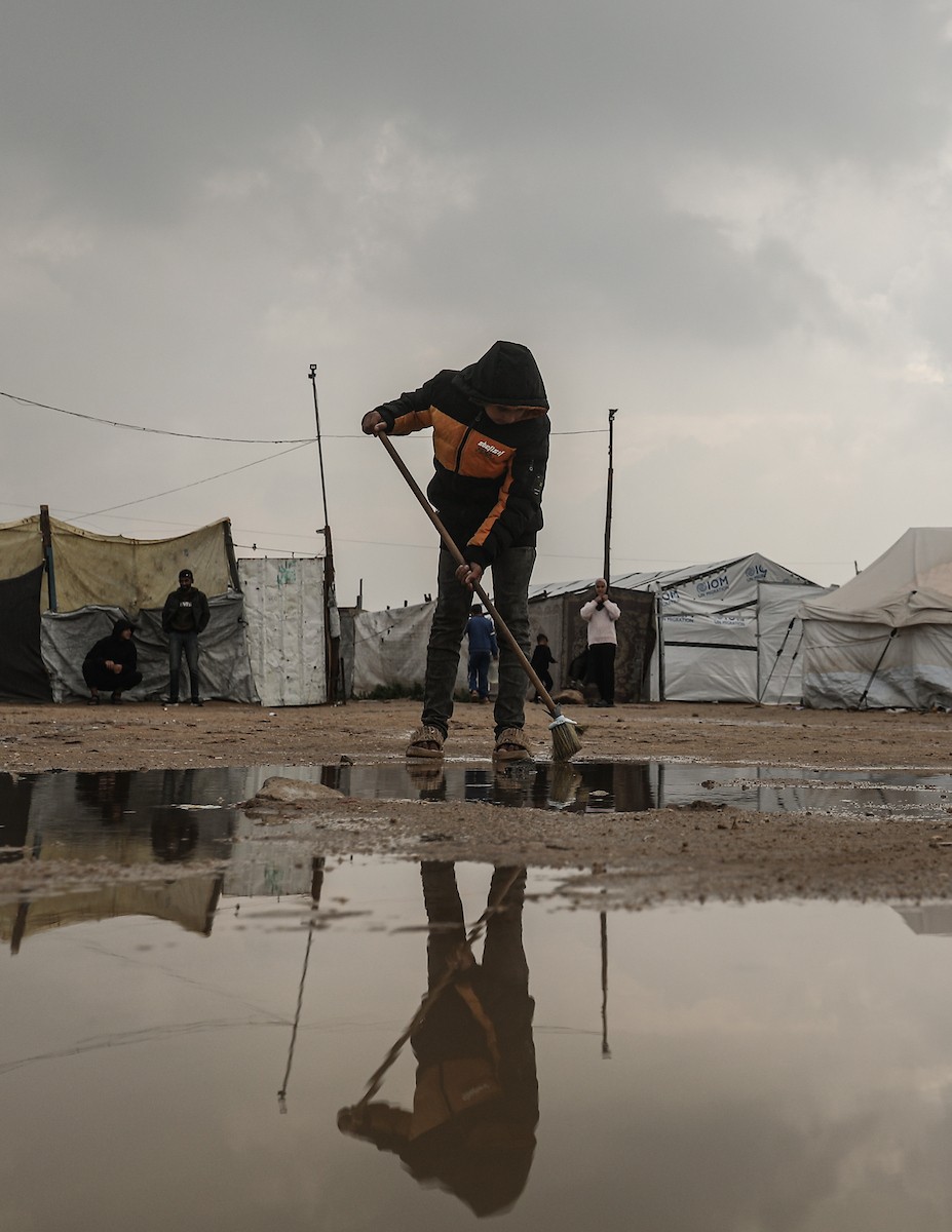 يواجه اللاجئون الفلسطينيون ظروفاً قاسية بعد أن غمرت الأمطار الغزيرة خيامهم في مخيم البريج بوسط قطاع غزة في 24 فبراير/شباط 2026. صورة: معز صالحي