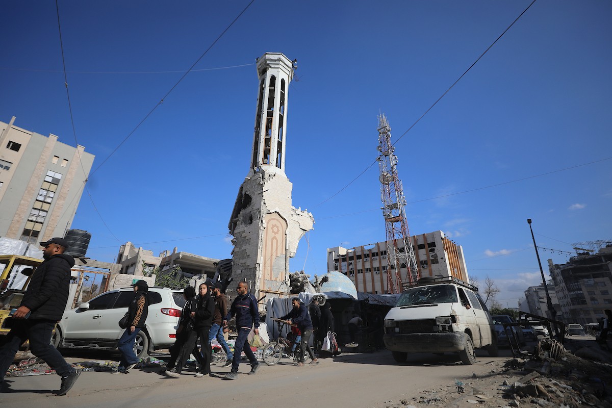 يستقبل الفلسطينيون شهر رمضان وسط دمار غير مسبوق للمباني، بما فيها المساجد التي يؤدون فيها شعائرهم الدينية. مدينة غزة، 19 فبراير/شباط 2026. صورة: عمر أشتوي
