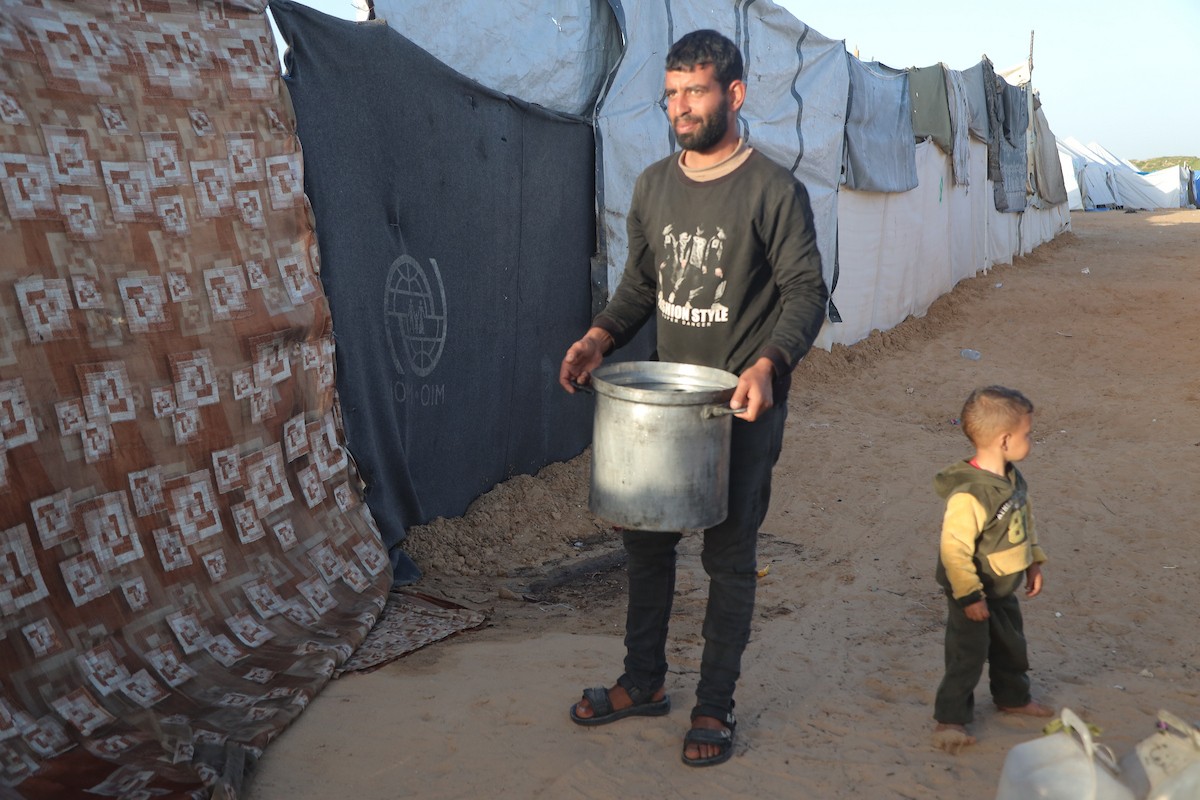 وسط خيام النازحين في المخيم المصري بمنطقة نتساريم وسط قطاع غزة، يحاول السكان الحفاظ على تفاصيل حياتهم اليومية رغم الظروف القاسية والنقص الحاد في الضروريات الأساسية كالمأوى والغذاء والماء النظيف. وسط قطاع غزة، ١٢ فبراير ٢٠٢٦. تصوير: محمد الأسود