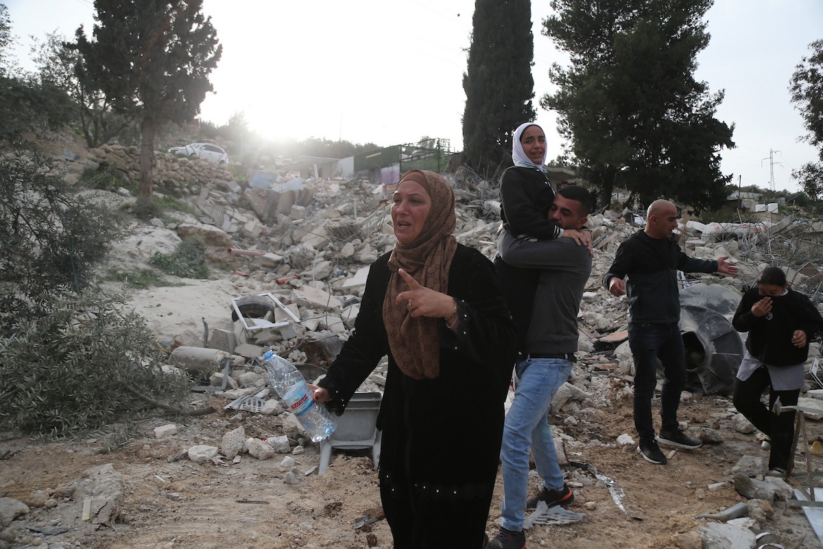 ردود فعل فلسطينية بعد أن هدمت القوات الإسرائيلية منزلاً فلسطينياً من ثلاثة طوابق بحجة عدم وجود رخصة بناء، في بلدة ترقوميا ، شمال غرب الخليل، بالضفة الغربية، في الأول من فبراير/شباط 2026. (صورة: مأمون وزواز)