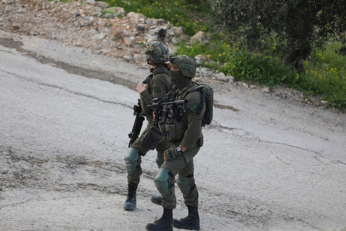 ردود فعل فلسطينية بعد أن هدمت القوات الإسرائيلية منزلاً فلسطينياً من ثلاثة طوابق بحجة عدم وجود رخصة بناء، في بلدة ترقوميا ، شمال غرب الخليل، بالضفة الغربية، في الأول من فبراير/شباط 2026. (صورة: مأمون وزواز)