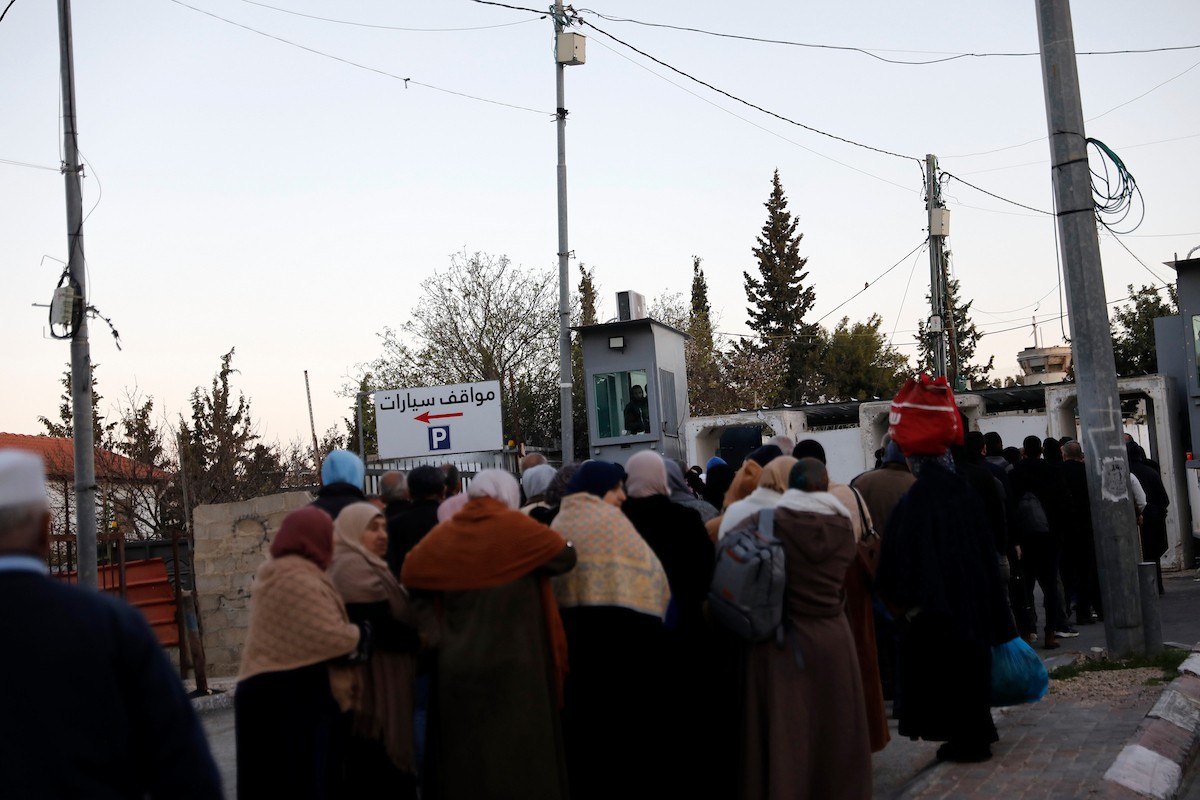توافد المصلون بكثافة إلى نقطة تفتيش في بيت لحم، متجهين إلى المسجد الأقصى في القدس لأداء صلاتي الجمعة والتراويح، 20 فبراير/شباط 2026. صورة: مأمون وزواز