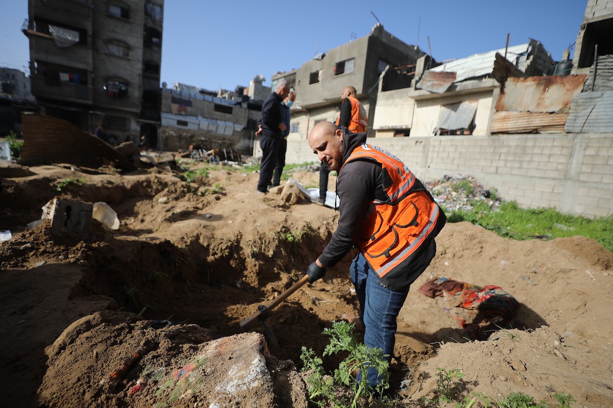 استخراج جثث عشرات الفلسطينيين الذين فقدوا أرواحهم خلال الهجمات الإسرائيلية ودُفنوا مؤقتًا في منطقة النفق بمدينة غزة، تمهيدًا لنقلها إلى المقابر الرسمية، 1 فبراير/شباط 2026. (صورة: عمر أشتوي)