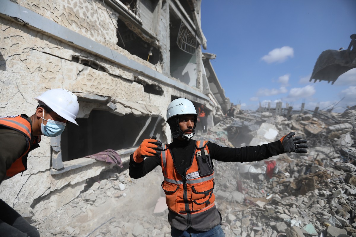 تحاول فرق الدفاع المدني الفلسطيني، بالتنسيق مع اللجنة الدولية للصليب الأحمر، انتشال جثث عائلتي عيادة وغنيم من تحت أنقاض منزل عائلة غباين، في بيت لاهيا، شمال قطاع غزة. 22 فبراير/شباط 2026. صورة: عمر أشتوي