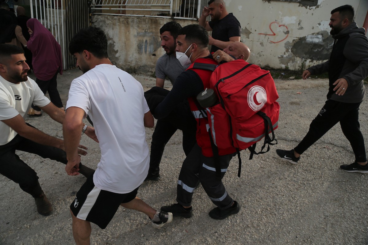 ردود فعل فلسطينية بعد أن هدمت القوات الإسرائيلية منزلاً فلسطينياً من ثلاثة طوابق بحجة عدم وجود رخصة بناء، في بلدة ترقوميا ، شمال غرب الخليل، بالضفة الغربية، في الأول من فبراير/شباط 2026. (صورة: مأمون وزواز)