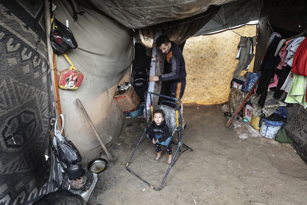 يواجه اللاجئون الفلسطينيون ظروفاً قاسية بعد أن غمرت الأمطار الغزيرة خيامهم في مخيم البريج بوسط قطاع غزة في 24 فبراير/شباط 2026. صورة: معز صالحي