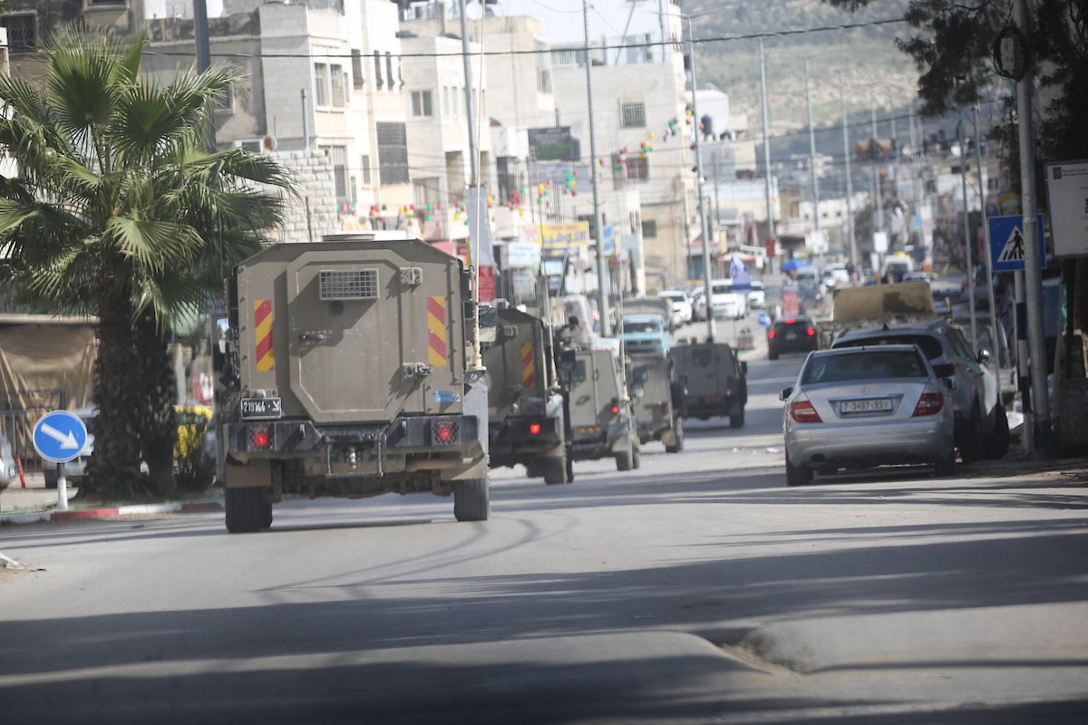 نفّذت قوات الجيش الإسرائيلي مداهمات ودوريات في شوارع مخيم عسكر للاجئين، شرق نابلس في الضفة الغربية، ٢٢ فبراير/شباط ٢٠٢٦. صورة: محمد ناصر