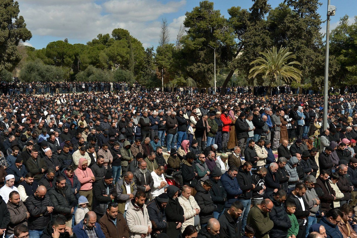 أدى الفلسطينيون صلاة الجمعة الثانية من شهر رمضان في المسجد الأقصى بالقدس. ووفقًا لدائرة الأوقاف الإسلامية، حضر الصلاة 100 ألف مصلٍّ رغم القيود الإسرائيلية المفروضة على الفلسطينيين، 27 فبراير/شباط 2026.